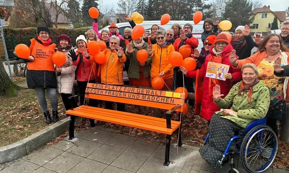 Einweihung der orangen Bank: Gegen Gewalt gegen Frauen Einweihung der orangen Bank: Gegen Gewalt gegen Frauen